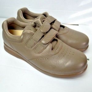 Orthopedic Canfield by P.W. Minor velcro fastening